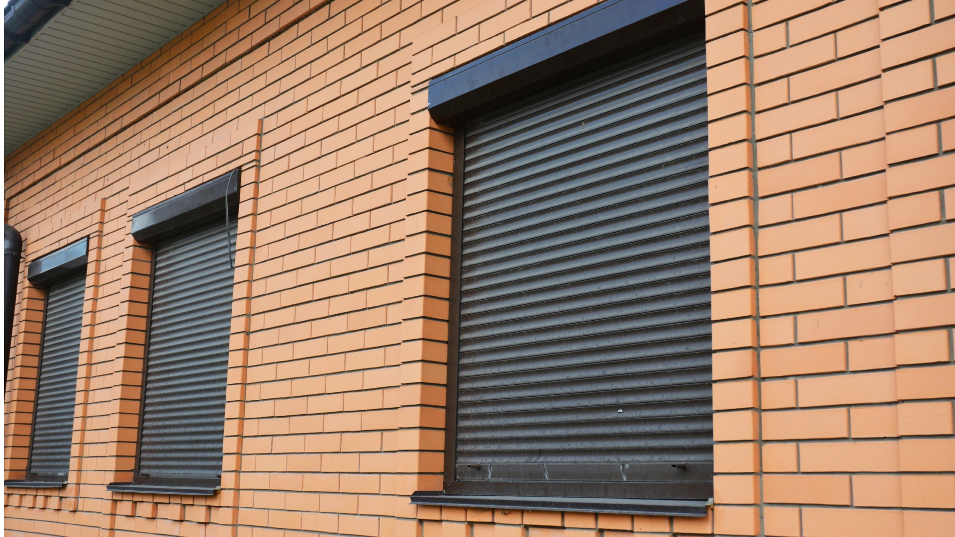 Dépannage des volets roulants : problèmes courants et solutions adaptées